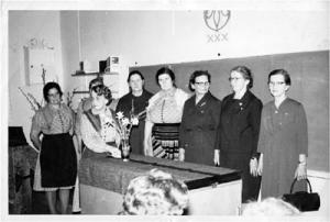 Marttojen 30-vuotisjuhlassa v. 1966 saadaan myös ansiomerkkejä. Vasemmalta oikealle Martta Voutilainen, Ellen Antikainen, Esteri Antikainen. 
