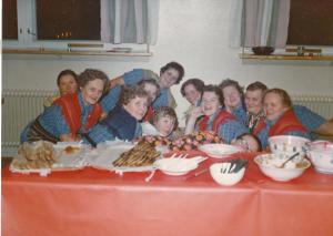 Marttojen pitkän iän pidot 70-luvulla "ruokalevolla" Puskan padan ym. terveellisen  ruuan päälle. 