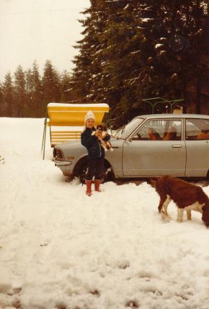 Koulun pihalla vuonna 1982