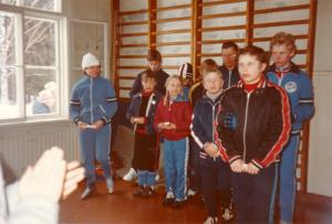 Koulujen välinen hiihtokisojen palkintojenjako v. 1983, Viuruniemi kolmas.