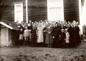 Viuruniemen naisia ja lapsia koululla 1930-luvun alussa.